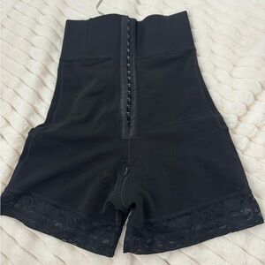 AirSlim® Boned Sculpt High Waist shorts